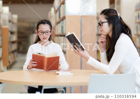 本を読む親子 本を読む親子 110316594