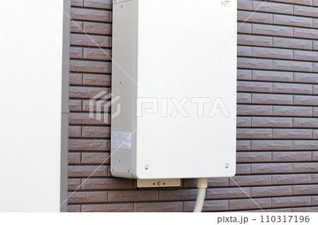 住宅の壁に設置された家庭用蓄電池設備 住宅の壁に設置された家庭用蓄電池設備 110317196