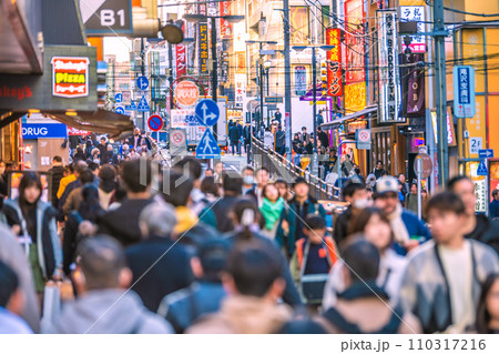 日本の横浜都市景観 脱コロナで撲滅のマ姿が12月増化したが再び減へ…イ予防のマ不要＝令和6年1月6日 110317216