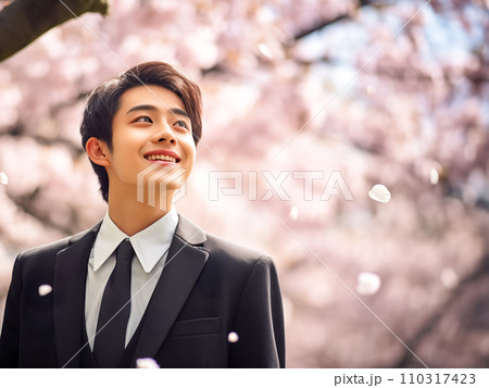 満開の桜とリクルートスーツの笑顔の男性 満開の桜とリクルートスーツの笑顔の男性 110317423