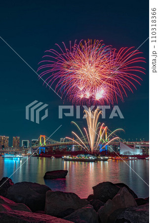 東京の夜景と花火 110318366