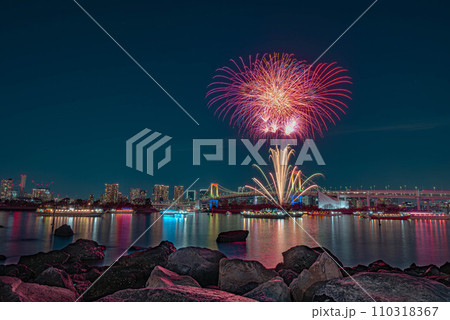 東京湾に浮かぶ花火 110318367