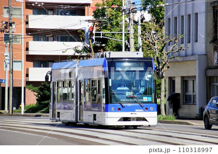 北海道初の路面電車として運転を開始した… 函館市民の足を担う『函館市電』9600形 110318997