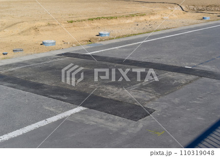 でこぼこな舗装 110319048