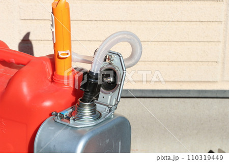 ポリタンクの灯油をストーブ燃料タンクに給油 ポリタンクの灯油をストーブ燃料タンクに給油 110319449