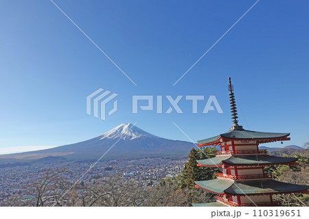 新倉山お寺から望む五重塔と桜 新倉山お寺から望む五重塔と桜 110319651
