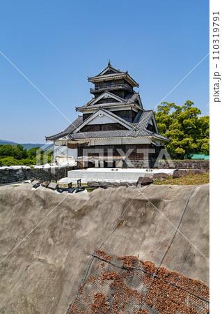 熊本県/ 震災の傷が目立つ新緑の熊本城・宇土櫓 110319791