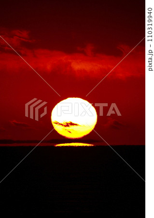 室戸岬からダルマ朝日が昇る 室戸岬からダルマ朝日が昇る 110319940