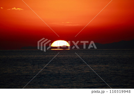 室戸岬からダルマ朝日が昇る 室戸岬からダルマ朝日が昇る 110319948