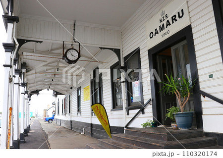 1900年に完成のオアマル駅(ニュージーランド南島・一部をレストランとして保存)駅舎入口 1900年に完成のオアマル駅(ニュージーランド南島・一部をレストランとして保存)駅舎入口 110320174