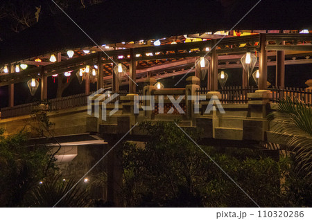 川に架かる石造りの橋 110320286