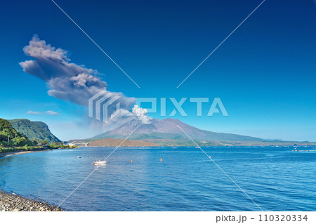 【道の駅たるみずより噴煙を上げる桜島】 鹿児島県垂水市牛根麓 110320334