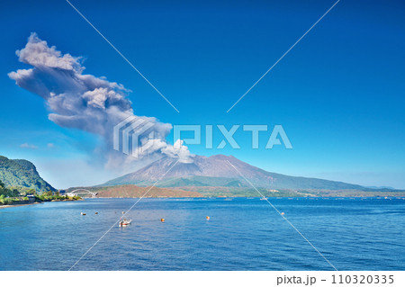 【道の駅たるみずより噴煙を上げる桜島】 鹿児島県垂水市牛根麓 【道の駅たるみずより噴煙を上げる桜島】 鹿児島県垂水市牛根麓 110320335