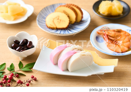 小皿に盛り付けたおせち料理 110320419