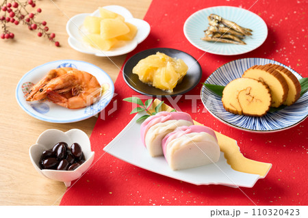 小皿に盛り付けたおせち料理 110320423