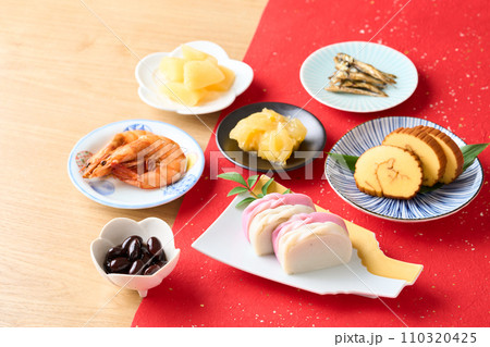 小皿に盛り付けたおせち料理 110320425