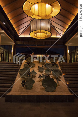 リゾートホテルのエントランス　夜の風景 110320436