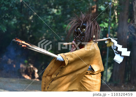 神積寺の鬼追い式　見物人を追い回す山の神 110320459