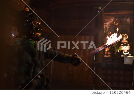 神積寺の鬼追い式 本殿内陣で踊る青鬼 神積寺の鬼追い式 本殿内陣で踊る青鬼 110320464