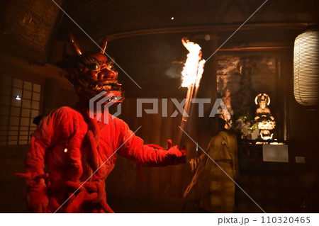 神積寺の鬼追い式 本殿内陣で踊る赤鬼 神積寺の鬼追い式 本殿内陣で踊る赤鬼 110320465