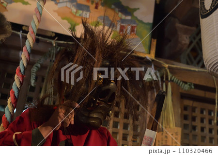 神積寺の鬼追い式　本殿で厄除け松明を手渡しする山の神 110320466