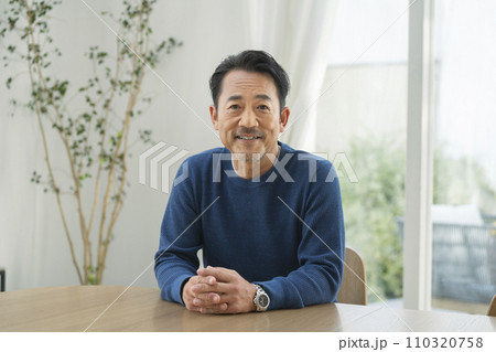 カメラ目線の50代半ばの男性 カメラ目線の50代半ばの男性 110320758