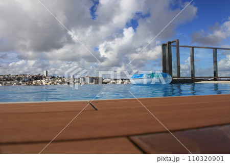 インフィニティプールの風景_ノボテル沖縄那覇 110320901