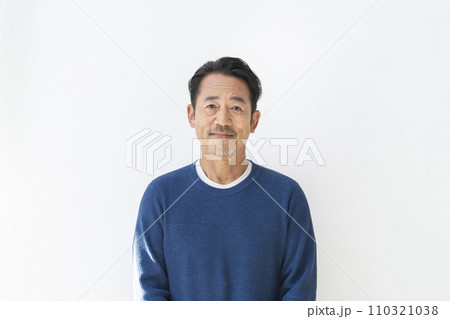 カメラ目線で笑顔の50代半の男性 110321038
