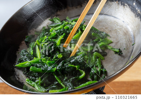 鉄フライパンでほうれん草を炒める 110321665