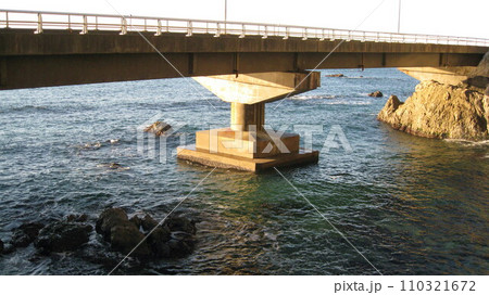 海の上の海上橋と岬 海の上の海上橋と岬 110321672