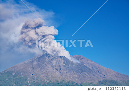 【協和展望所より噴煙を上げる桜島】 鹿児島県垂水市海潟 110322118