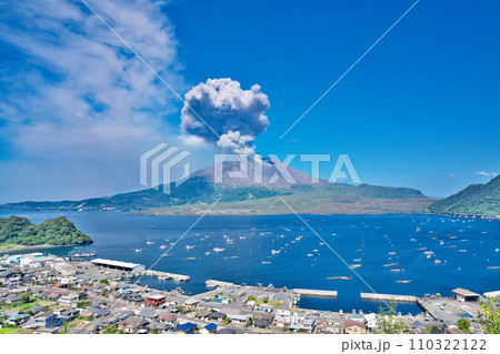 【協和展望所より噴煙を上げる桜島】 鹿児島県垂水市海潟 110322122