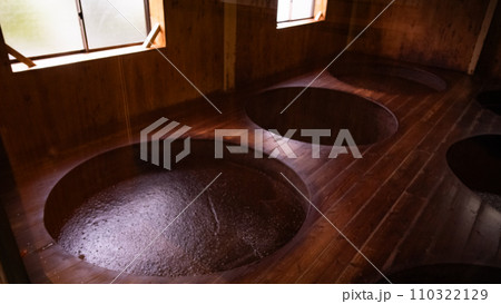 もろみ　発酵　熟成　しょうゆ工場　醤油　醤油工場　製造　食品工場　和歌山 110322129