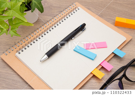 ノートとボールペン 110322433