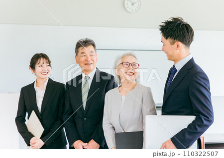 スーツ姿の高齢者・シニアと若者（M&A・後継者・事業継承・跡取り・売却・買収・世代交代） 110322507
