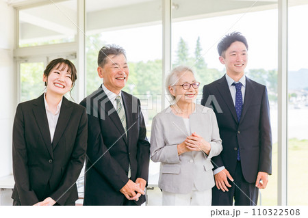 スーツ姿の高齢者・シニアと若者(M&A・後継者・事業継承・跡取り・売却・買収・世代交代) スーツ姿の高齢者・シニアと若者(M&A・後継者・事業継承・跡取り・売却・買収・世代交代) 110322508