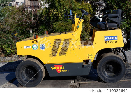 工事現場に置かれたロードローラー 110322643