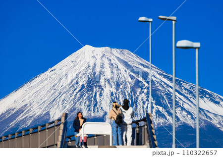 外国人に人気のインスタスポット 富士山夢の大橋 外国人に人気のインスタスポット 富士山夢の大橋 110322657