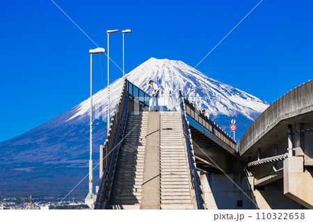 外国人に人気のインスタスポット 富士山夢の大橋 外国人に人気のインスタスポット 富士山夢の大橋 110322658