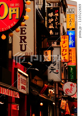 夕暮れ時の繁華街の看板 飲食店が並ぶ繁華街のイメージ 夕暮れ時の繁華街の看板 飲食店が並ぶ繁華街のイメージ 110322669
