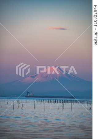 木更津から見た朝焼けの富士山 木更津から見た朝焼けの富士山 110322944