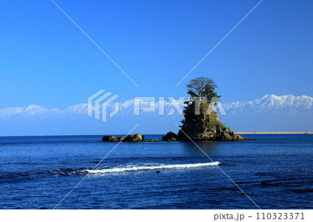 国定公園　雨晴海岸と立山連峰 110323371