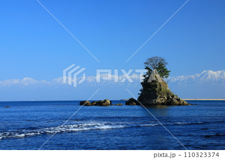 国定公園　雨晴海岸と立山連峰 110323374