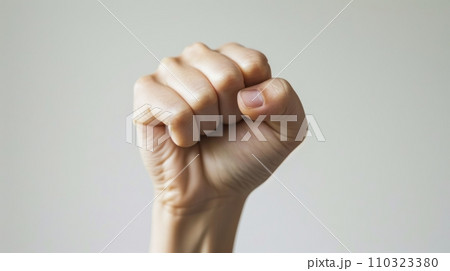 力を示す握り拳のハンドサイン：AI作品 110323380