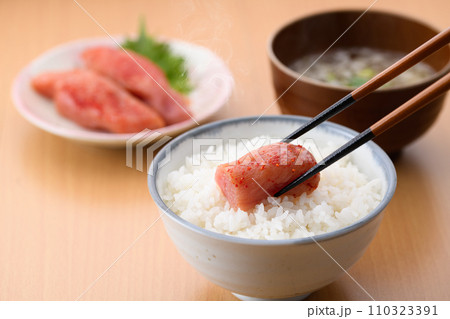 辛子明太子とご飯と味噌汁 辛子明太子とご飯と味噌汁 110323391