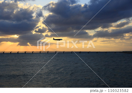 夕暮れの空港を着陸する旅客機 110323582