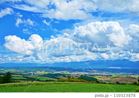 北海道 かみふらの八景　千望峠から望む十勝岳連峰と富良野盆地の大パノラマ 110323878