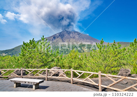 【有村溶岩展望所 (遊歩道より噴煙を上げる桜島)】 鹿児島県鹿児島市有村町 110324222