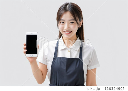 スマートフォンを操作しながら喜んでいる（笑顔の）日本人美女 AI Generated 110324905