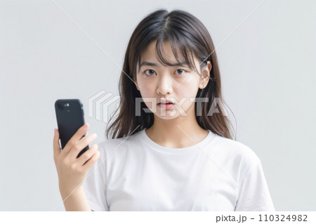 スマートフォンを操作しながら激怒している（怒っている）日本人美女 AI Generated 110324982